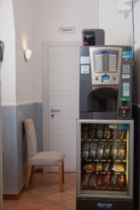 Distributore automatico di bevande e snack